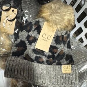 C.C Kids Gray Leopard Print Beanie with Pom/ Listed also as part of a bundle. 🩷